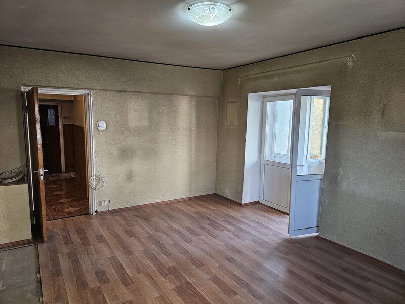 Piata 1 Mai, Kiseleff, Mihalache, 1/4, decomandat, 2 bai, balcon, 199000 €.