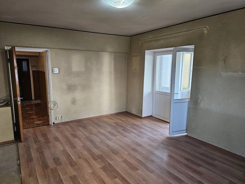 Piata 1 Mai, Kiseleff, Mihalache, 1/4, decomandat, 2 bai, balcon, 199000 €.
