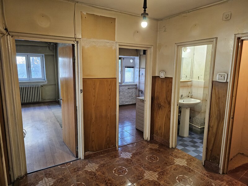 Piata 1 Mai, Kiseleff, Mihalache, 1/4, decomandat, 2 bai, balcon, 199000 €.
