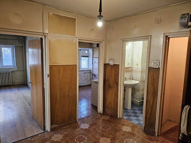 Piata 1 Mai, Kiseleff, Mihalache, 1/4, decomandat, 2 bai, balcon, 199000 €.