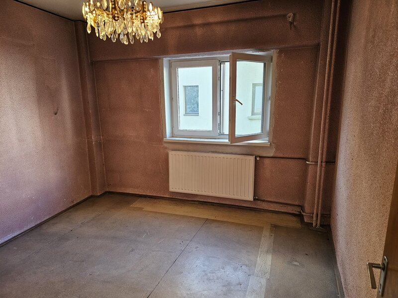 Piata 1 Mai, Kiseleff, Mihalache, 1/4, decomandat, 2 bai, balcon, 199000 €.
