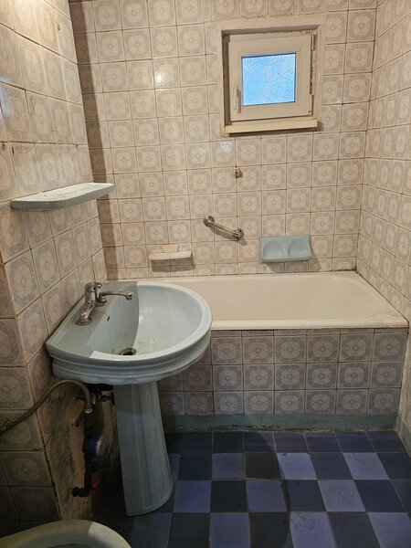 Piata 1 Mai, Kiseleff, Mihalache, 1/4, decomandat, 2 bai, balcon, 199000 €.
